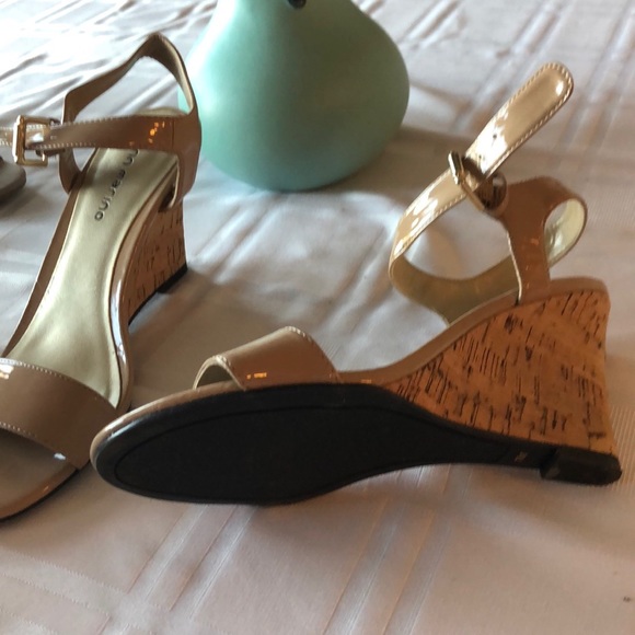 wedge sandal, neutral color,patent leather - Picture 2 of 3